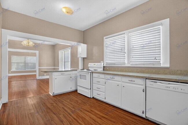 Building Photo - 303 S Elm St