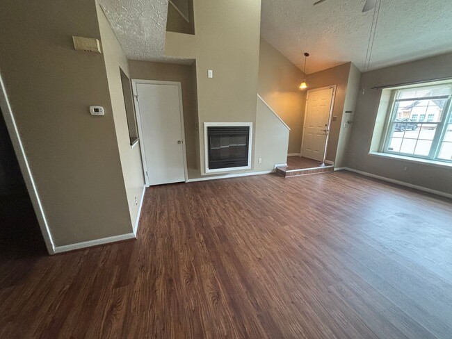 Building Photo - Beautiful 3-Bedroom, 2-Bathroom Townhome i...