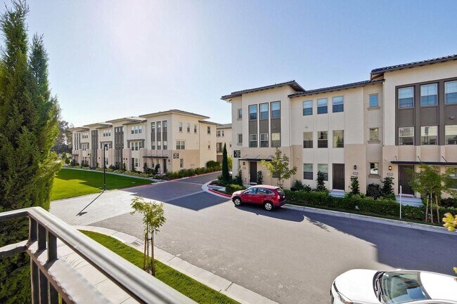 Building Photo - Spacious 4 bedrooms 4.5 bath town home for...