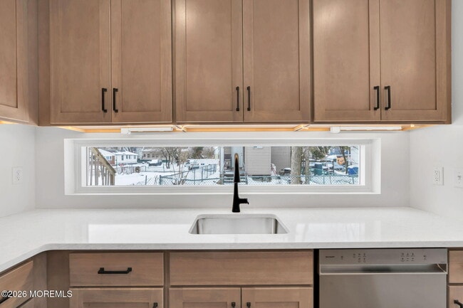 Building Photo - 211 Dewitt Ave