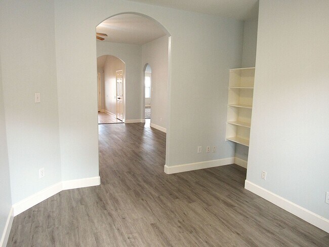 Building Photo - Conveniently located 3/2 home close to Spr...