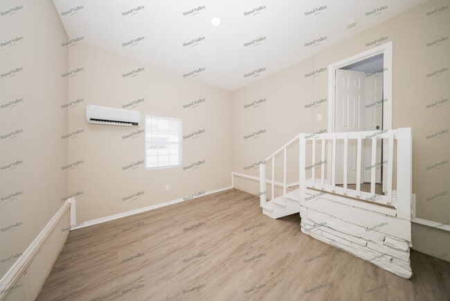 Building Photo - 1020 S Holly Dr