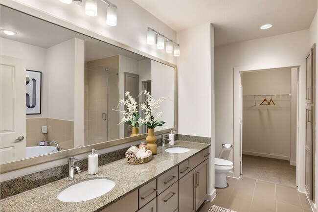 Building Photo - Elegant 2/2 Apt – Modern Living at Its Best!
