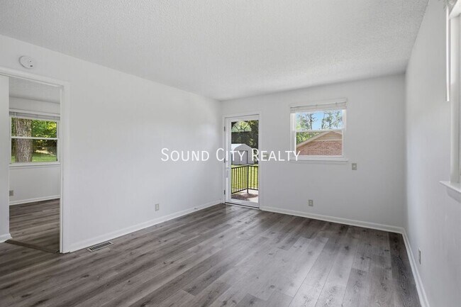 Building Photo - 923 Oak Vale Dr