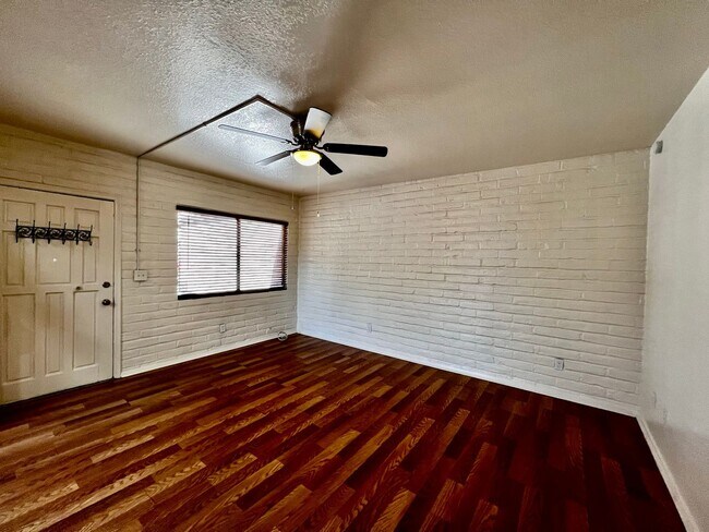 Building Photo - Charming 2 Bedroom Townhome with Private 2...