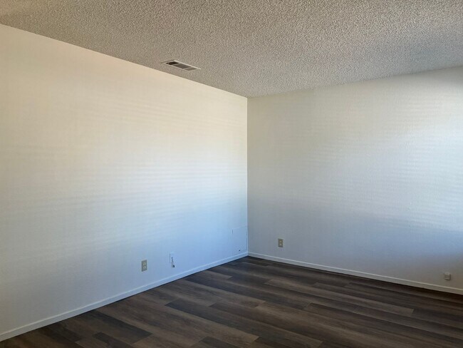 Building Photo - 727