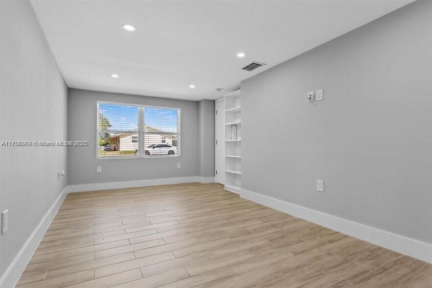 Building Photo - 2418 Taft St