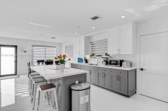 Building Photo - 17835 NE 6th Ave