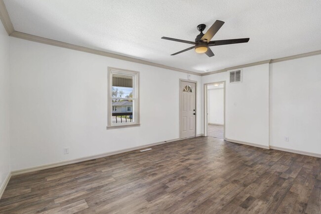 Building Photo - REMODELED 3 Bed | 1 bath | FENCED IN YARD ...