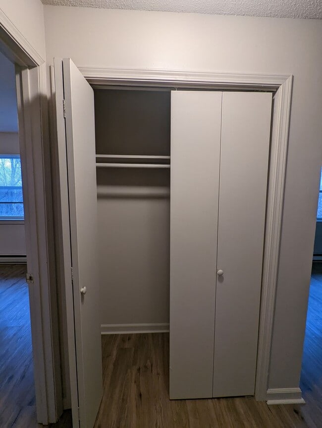 Building Photo - 2 Bedroom Upstairs Apartment with Washer/Dryer Hookup