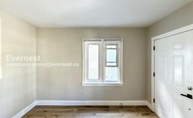 Building Photo - 3-Bedroom Townhome with Fenced Yard / Pet-...