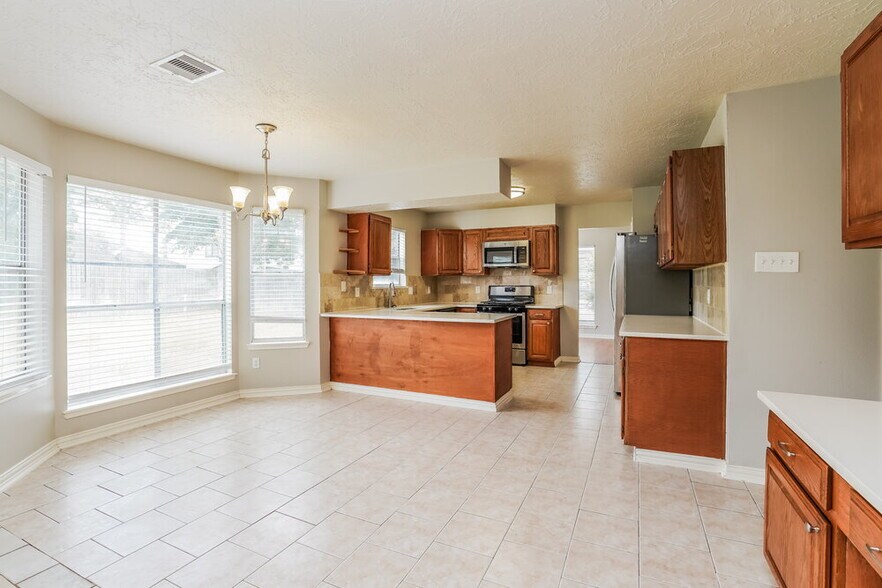 Building Photo - 8310 Woodland Willows Dr