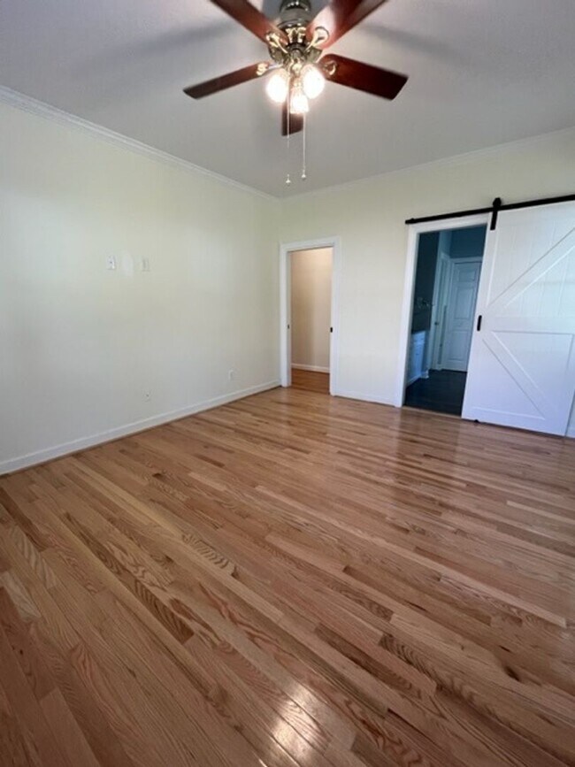 Building Photo - Gorgeous, updated 4 bedroom 2 bathroom hom...
