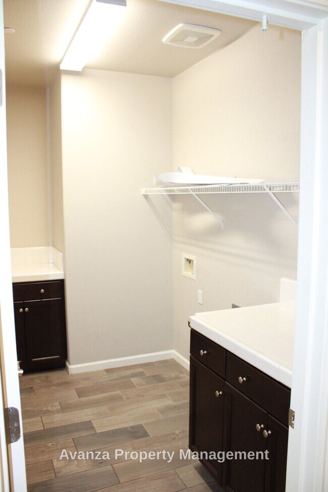 Building Photo - Home for Rent 4 Bed/2.5 Bath - 2,400 Sq Ft. Rent: $3,395/month Security Deposit: $3,495 Clovis Ea...