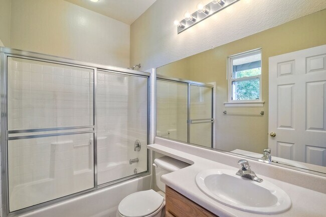 Building Photo - Immaculate Town Home in the Valencia Commu...