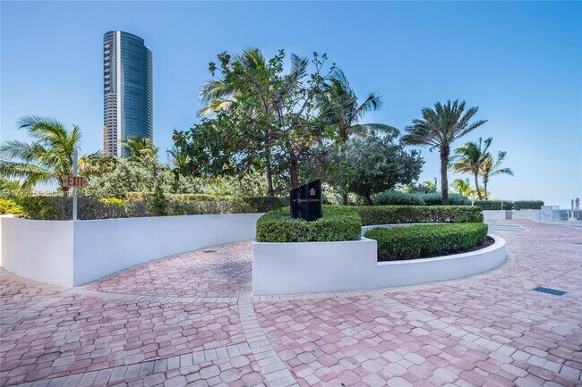 Building Photo - 18201 Collins Ave