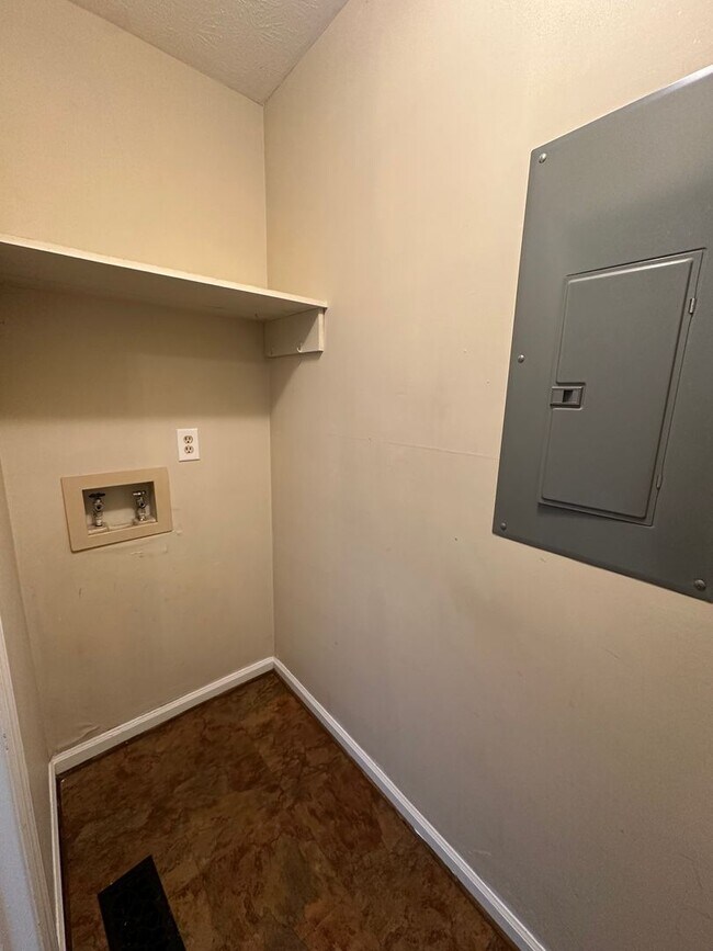 Building Photo - 5807 Woodgate Cir