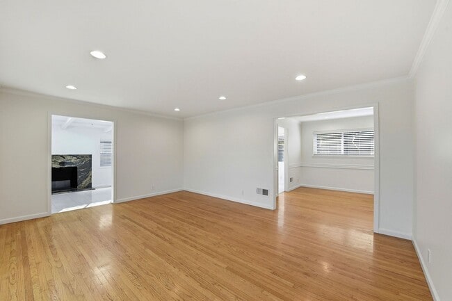 Building Photo - Move-In Ready Blossom Hill Gem – New Bathrooms and many upgrades!
