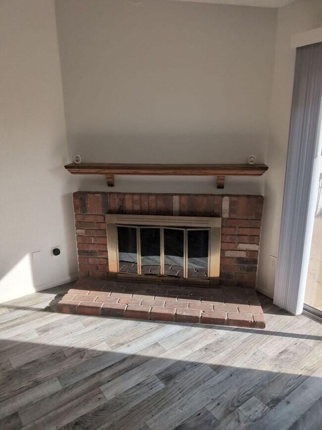 Building Photo - AVAILABLE NOW - NO HOA COMMUNITY!!!