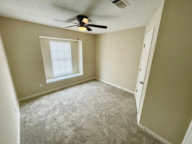 Building Photo - 3/2 townhouse for rent in Brandon 047!
