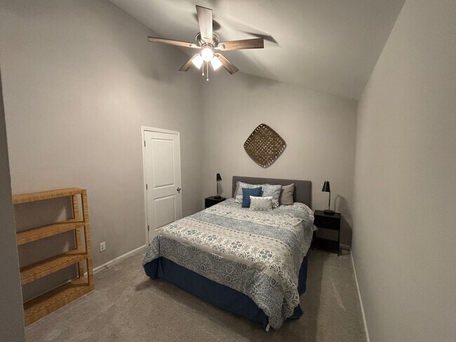 Building Photo - 3 Bedroom / 2 Bath End-Unit Condo in Crossland Downs – Across from the AU Vet School