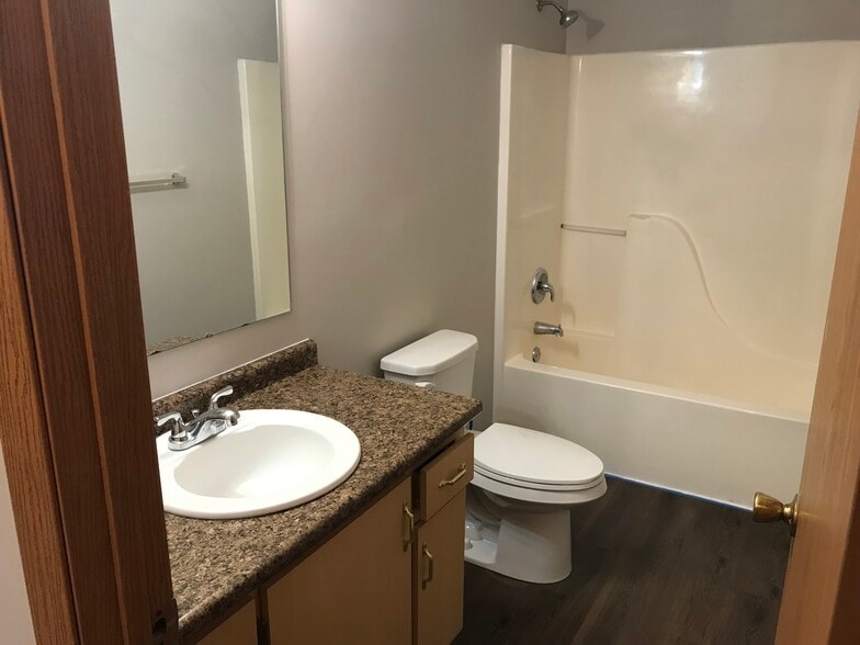 Building Photo - 116 Woodcrest Dr