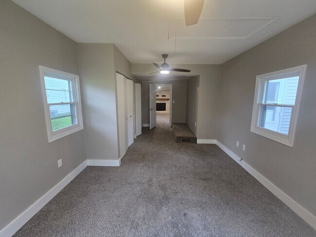 Building Photo - 3 Bedroom Home in Champaign!