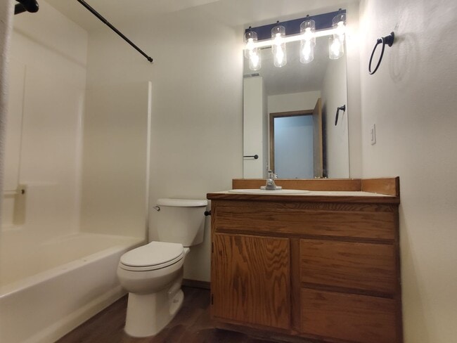 Building Photo - Great South Kennewick location close to fr...