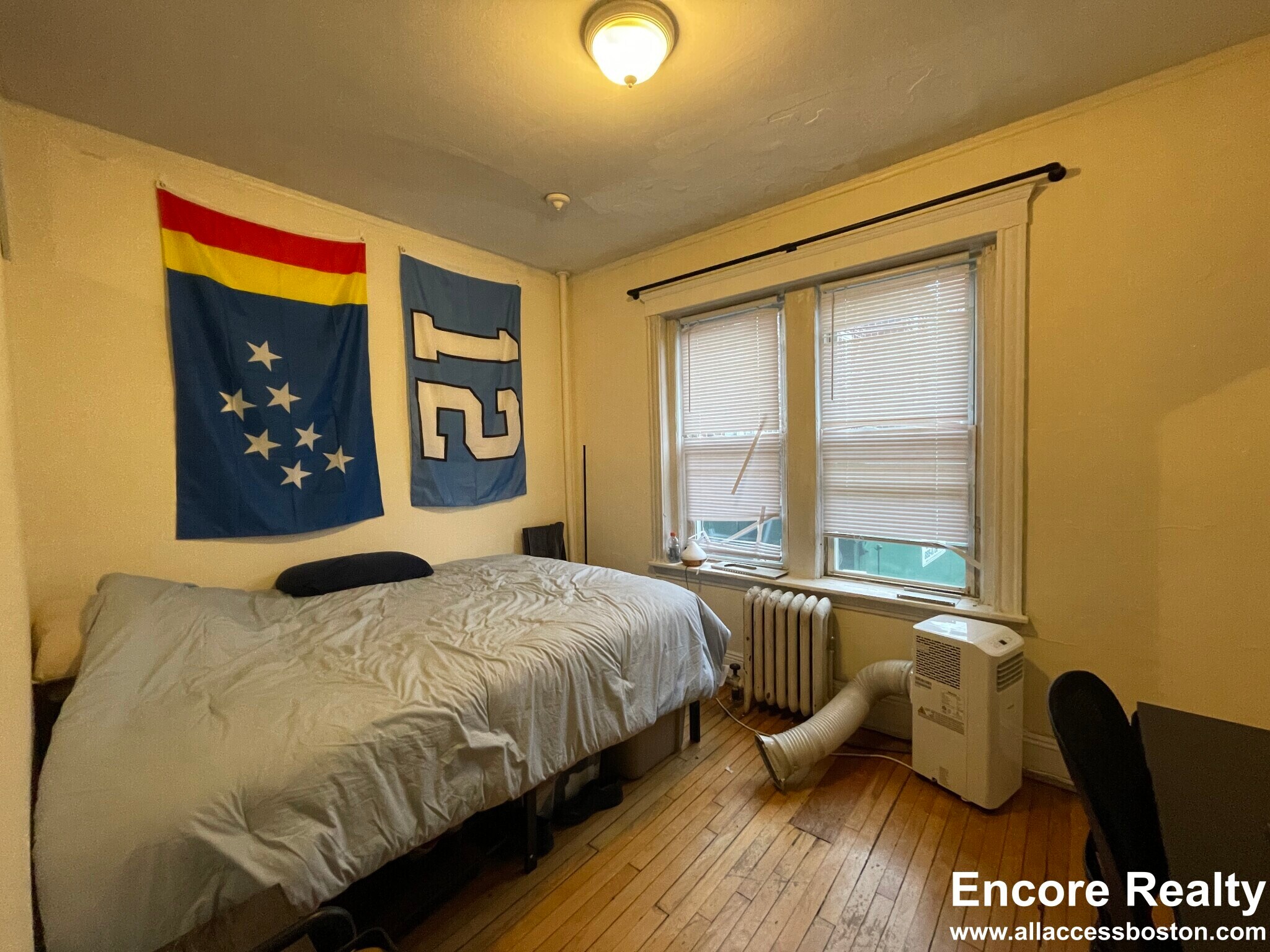 Building Photo - 19 Thatcher St