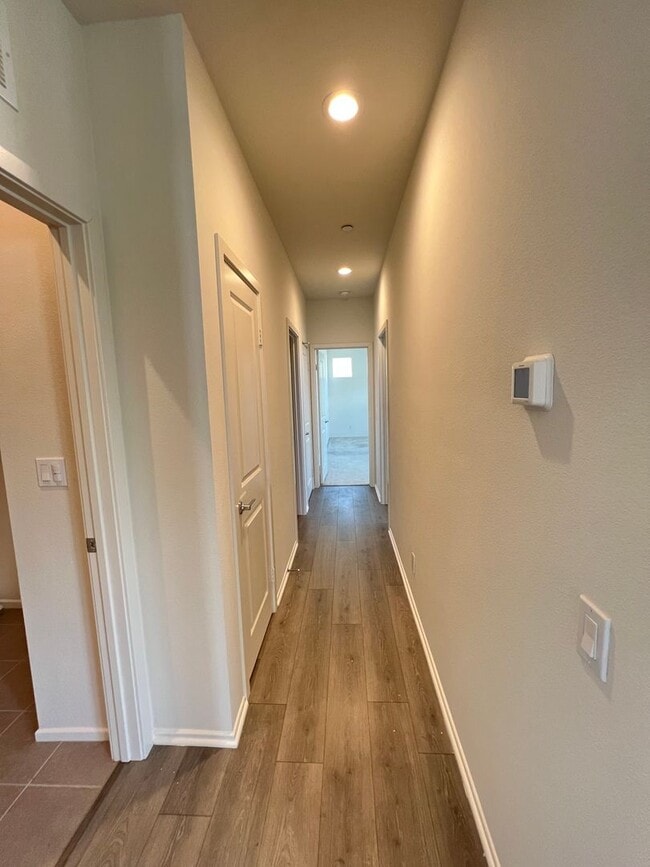 Building Photo - *DEPOSIT MOVE IN* Beautiful 2 Bedroom 2 Ba...