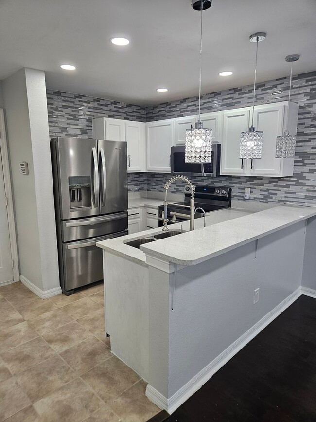 Building Photo - Stunning Fully Renovated Townhouse for rent in Land O' Lakes – Your Dream Home Awaits!