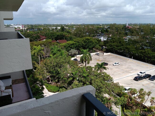 Building Photo - 3200 Port Royale Dr N