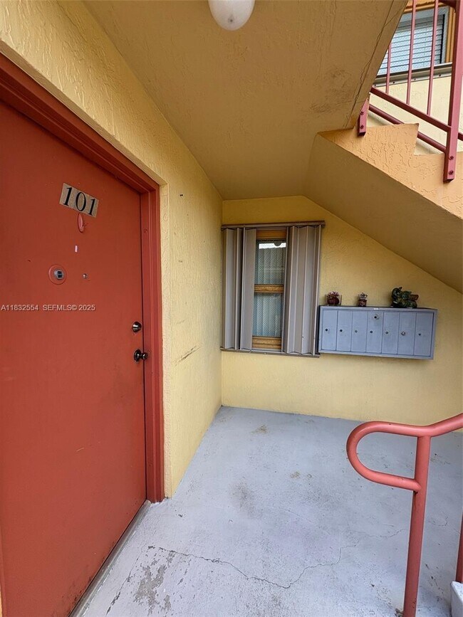 Building Photo - 231 E 7th St