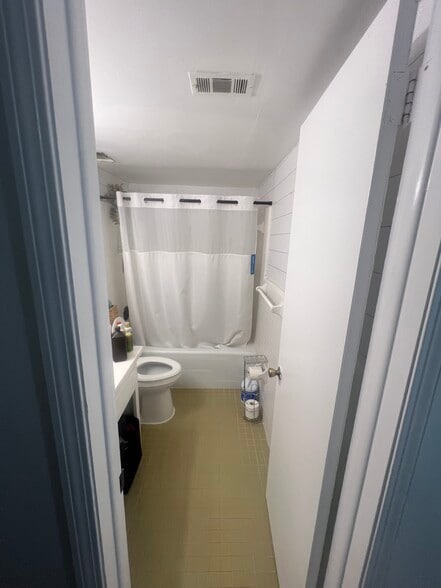 main bath - 1557 El Prado Rd