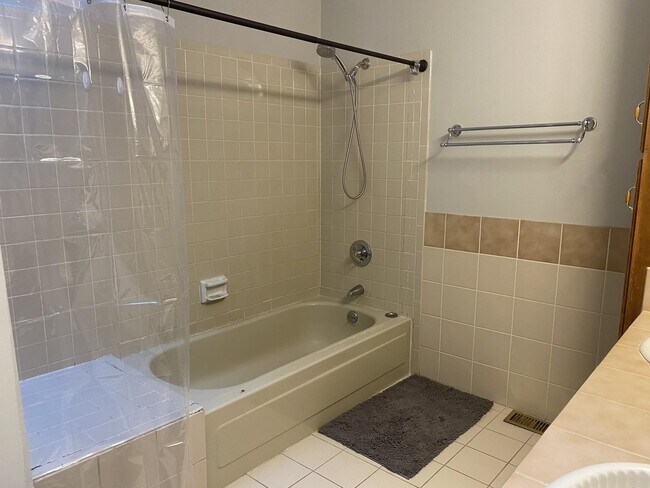 Building Photo - 2 bedroom westside - Rockrimmon