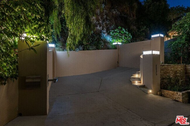 Building Photo - 8825 Hollywood Blvd