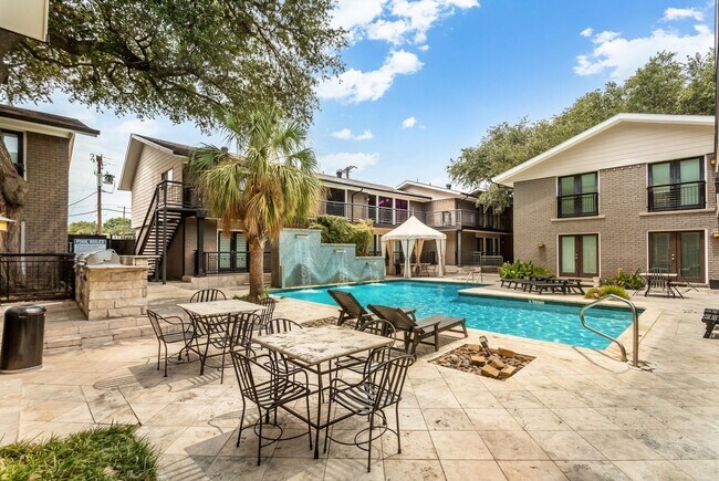Building Photo - 10205 Regal Oaks Dr