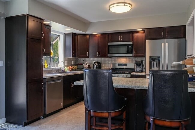 Building Photo - 822 Shadowood Ln SE