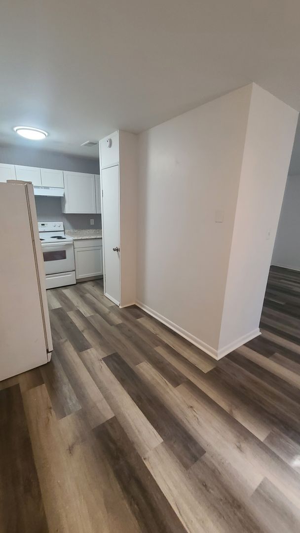 Building Photo - Fully Renovated 3/1 with huge fenced-in ba...