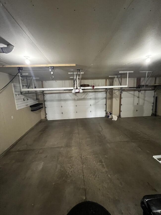 Building Photo - 837 Albert Dr W