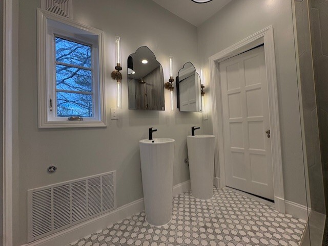 Double pedestal sinks - brass knurled light fixtures - 5553 Little Falls Rd