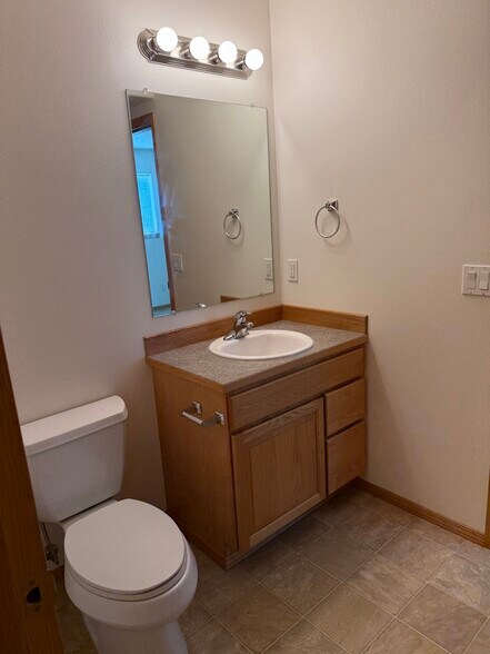 Building Photo - 1015 N Baker Ave