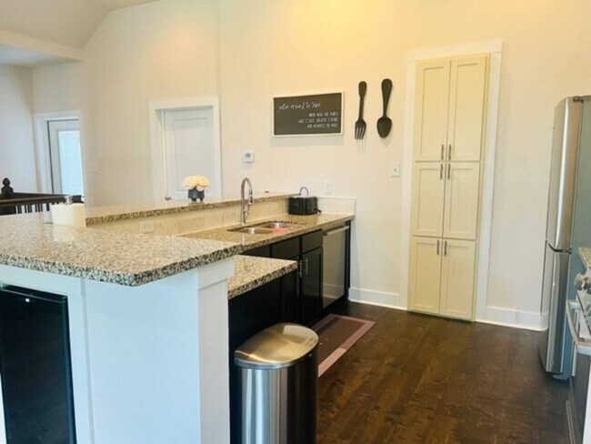 Building Photo - 1518 Tarley St