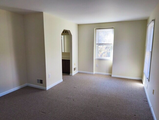 Building Photo - Charming Fair Woods Townhome Awaits