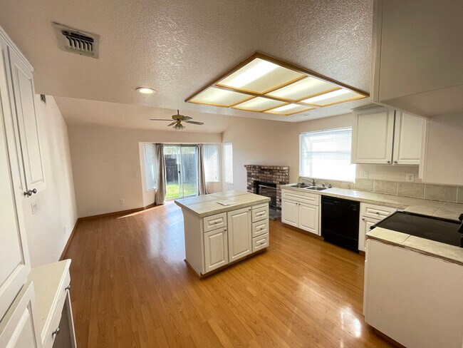Building Photo - 1415 New England Dr