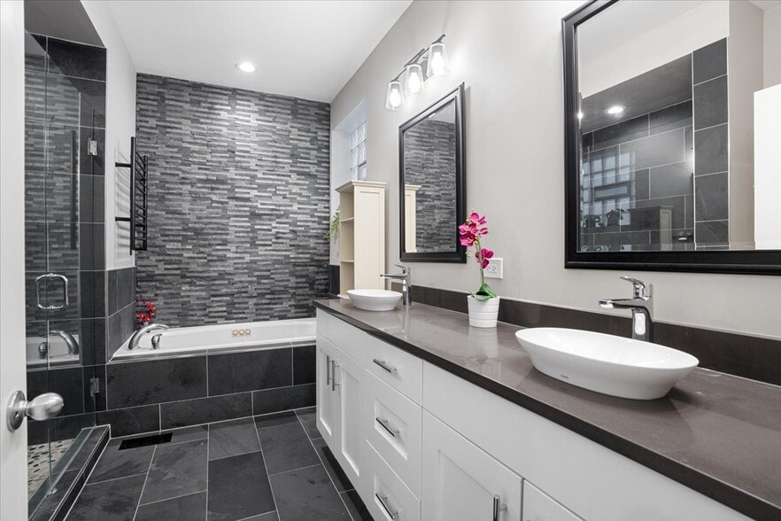 Building Photo - 1018 N Hermitage Ave