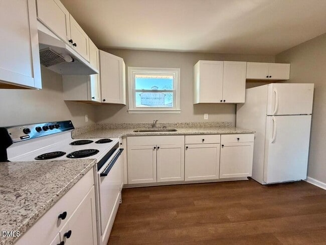 Building Photo - 910 E Divine St