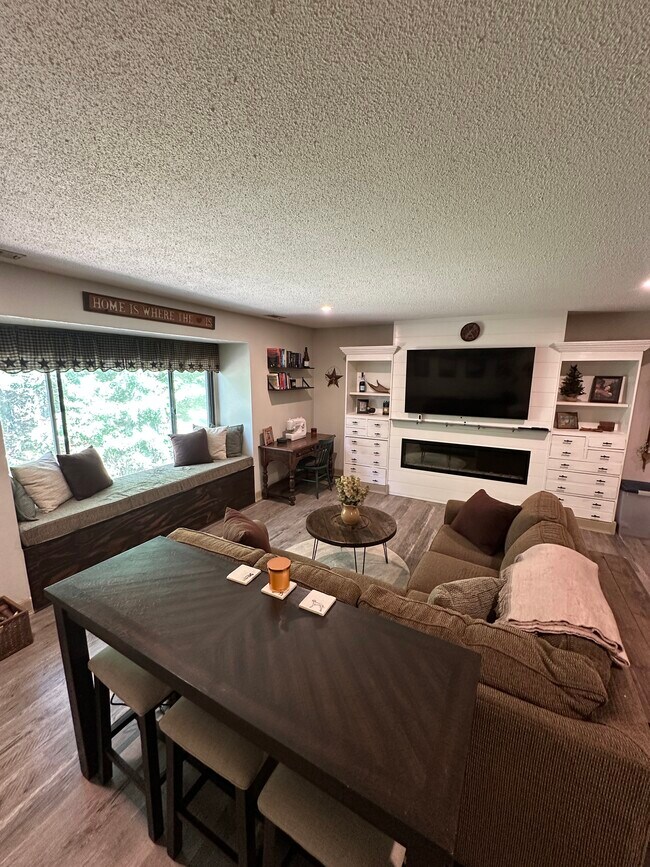 Building Photo - 15 Thayer Pond Dr