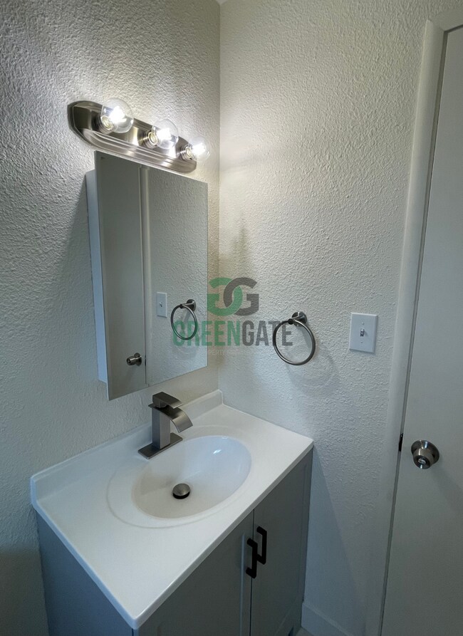 Building Photo - 325 W H St