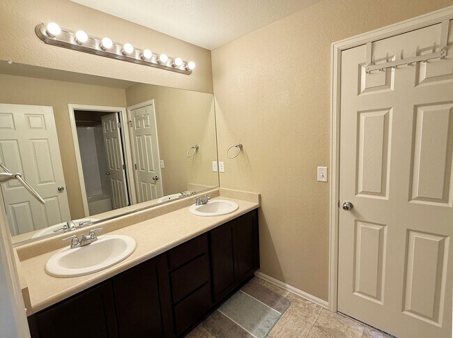 Building Photo - Amazing large 2-Story with open floor plan...